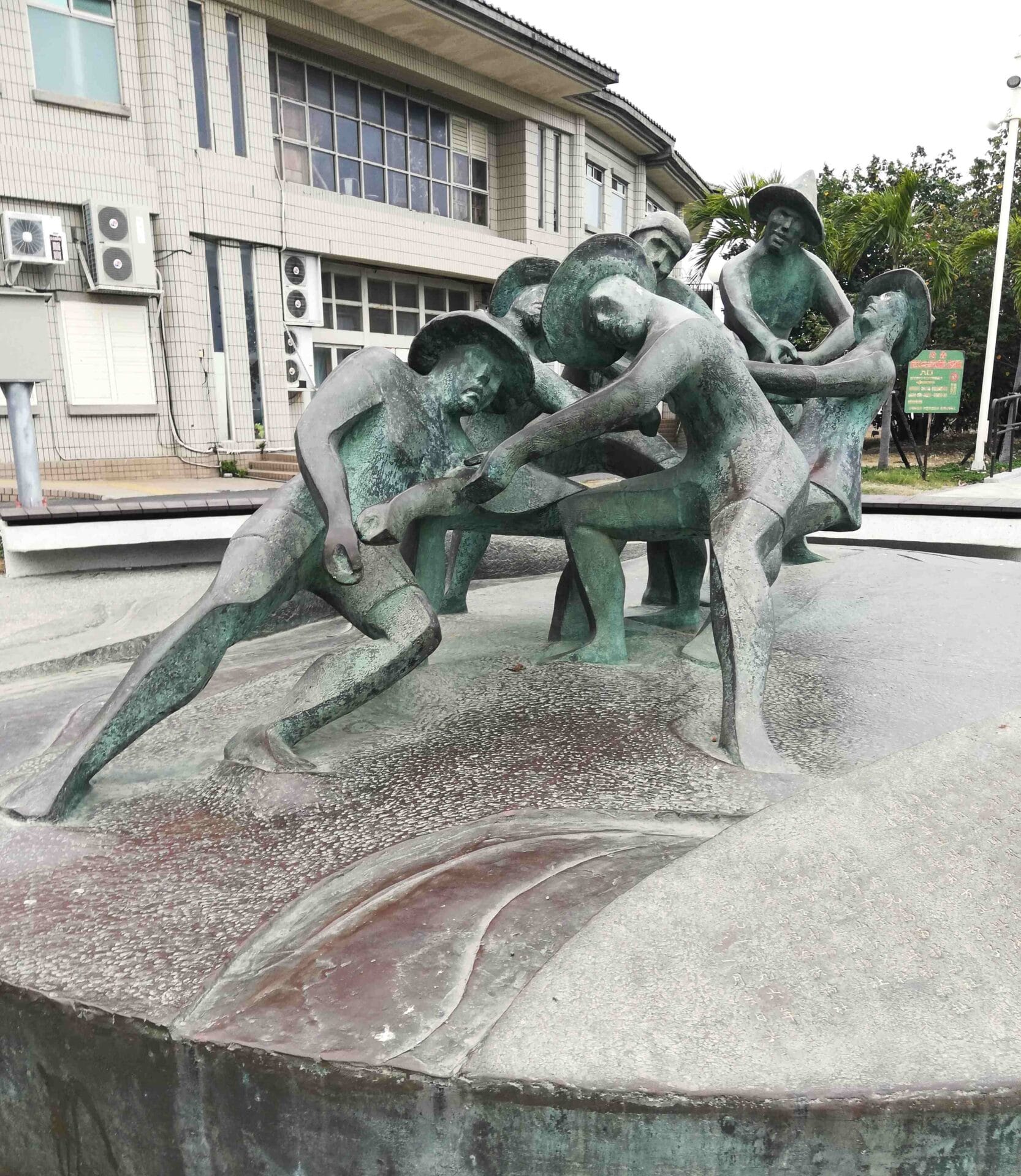 Fishermen sculpture on Cijin island