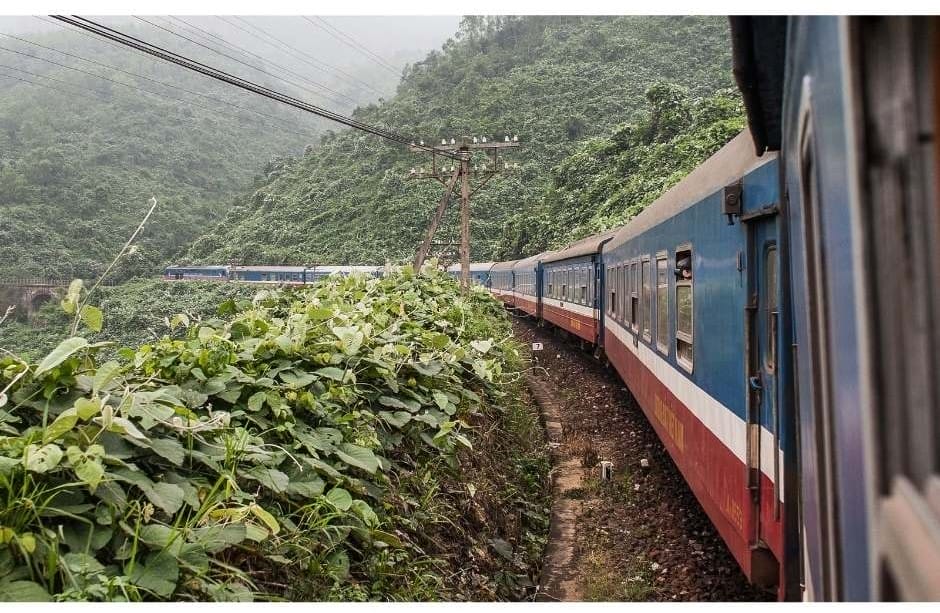 DA NANG TO HUE BY TRAIN VIA HAI VAN PASS ROUNDING A BEND