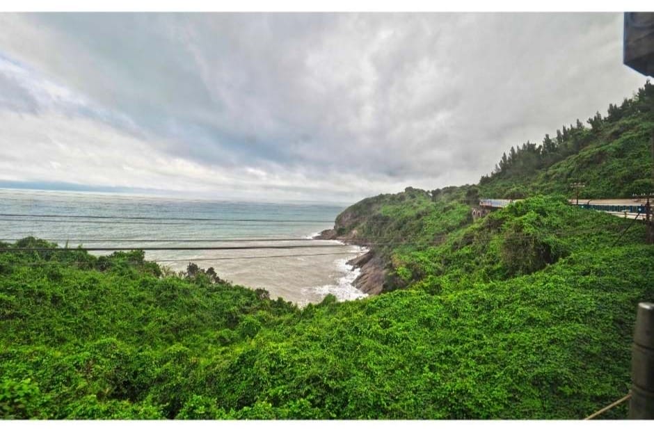 OCEANS VIEWS FROM DA NANG TO HUE BY TRAIN VIA HAI VAN PASS
