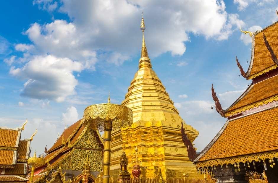 The breathtakingly stunning golden chedi (also known as a pagoda or stupa) and all the shining gold-plated Buddha statues at Wat Phra That Doi Suthep