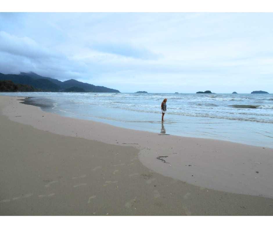 A Lonely Beach on Koh Chang all to myself. The Backpacking Housewife