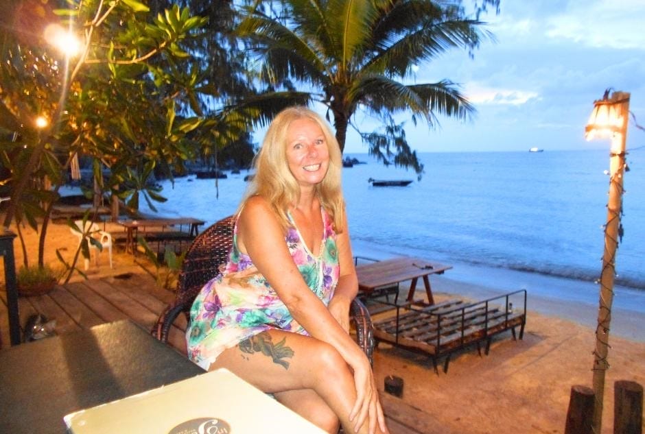 Both Utila and Koh Tao have nightlife scenes that mostly focus around dive centres, beach bars, and beachside restaurants. The Backpacking Housewife.