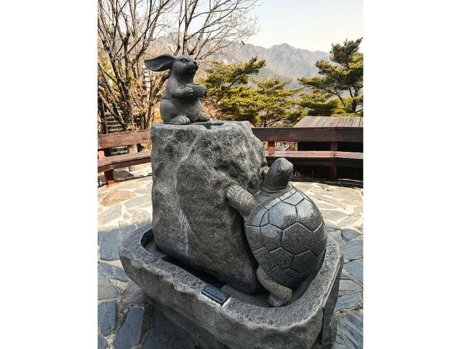 On the Palgongsan Mountain observation deck there is a rabbit and tortoise sculpture in stone